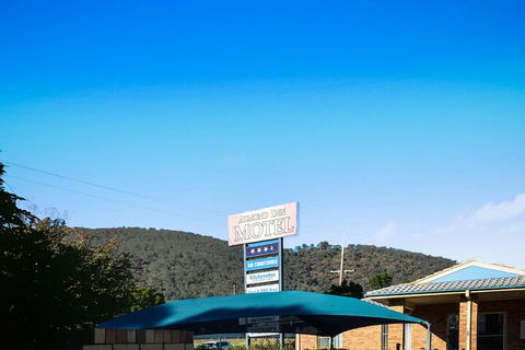 Almond Inn Motel - Sunshine Coast Guide 1