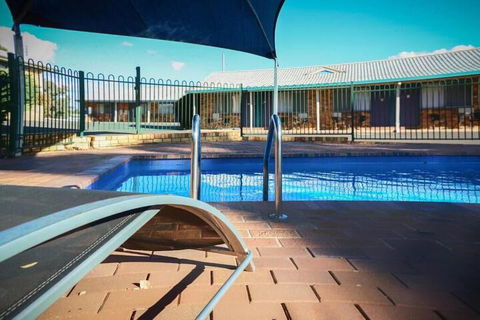 Almond Inn Motel - Sunshine Coast Guide 5