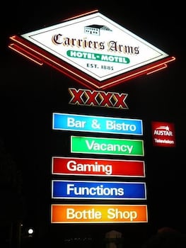 Carriers Arms Hotel - Sunshine Coast Guide 1