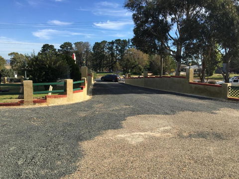 Alpine Country Motel - Sunshine Coast Guide 1