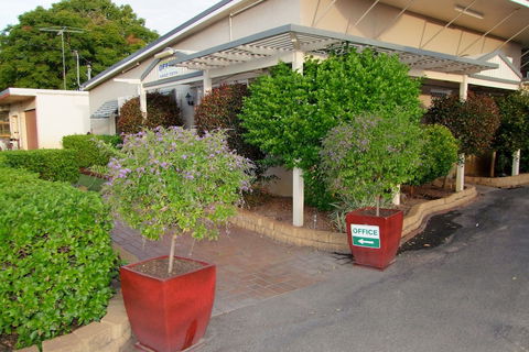 Acacia Motel - Sunshine Coast Guide 0