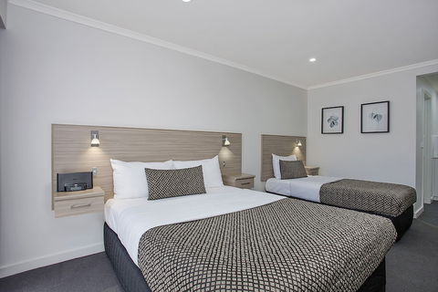 Hamilton Lonsdale Motel - Sunshine Coast Guide 2
