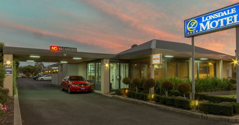 Hamilton Lonsdale Motel - Sunshine Coast Guide 0