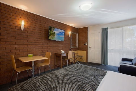 Hamilton Lonsdale Motel - Sunshine Coast Guide 1