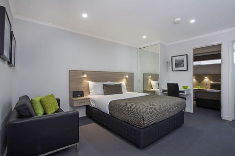 Hamilton Lonsdale Motel - Sunshine Coast Guide 6