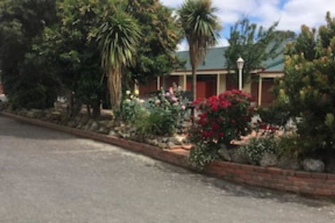 Cardigan Lodge Motel - Sunshine Coast Guide 1