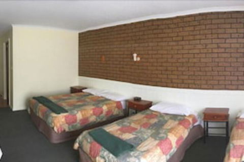 Cardigan Lodge Motel - Sunshine Coast Guide 4
