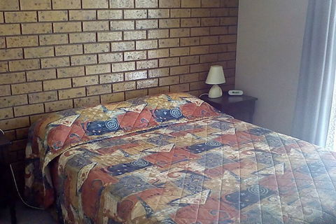 Cardigan Lodge Motel - Sunshine Coast Guide 3