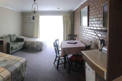 Cardigan Lodge Motel - Sunshine Coast Guide 5