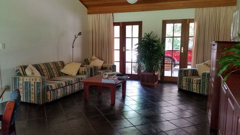 Mescal's At Pampoolah B&B - Sunshine Coast Guide 0