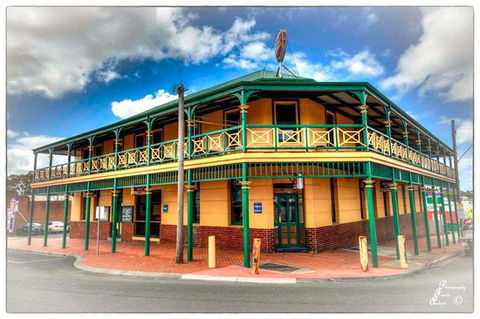 Austral Hotel - Restaurant - Sunshine Coast Guide 0