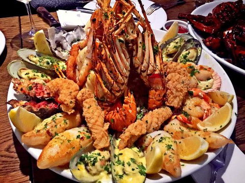 Hurricane's Grill - Sunshine Coast Guide 0