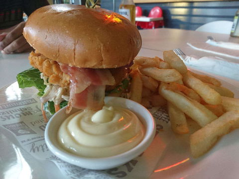 Newnham Hotel Restaurant - Sunshine Coast Guide 0