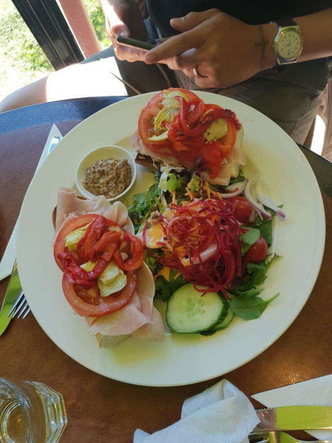Leura Gourmet Cafe & Deli Restaurant - Sunshine Coast Guide 0