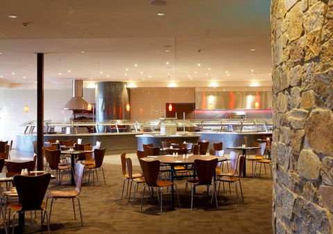 Sanctuary Lakes Hotel - Sunshine Coast Guide 0