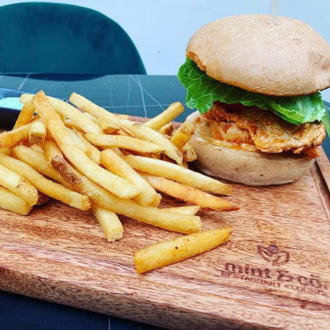 Customs House Inn - Sunshine Coast Guide 0