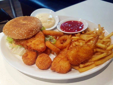 Gad's Charcoal Cuisine - Sunshine Coast Guide 0