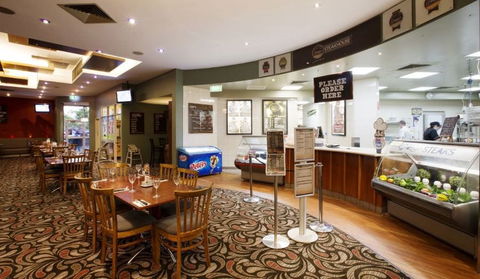 Victoria Point Tavern - Sunshine Coast Guide 0
