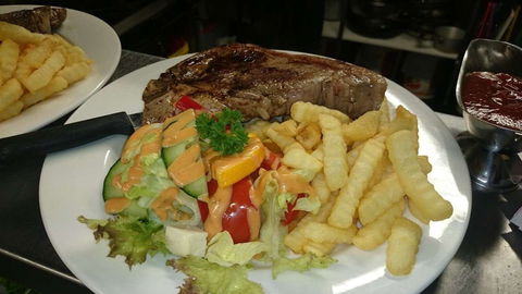 Australind Tavern - Sunshine Coast Guide 0