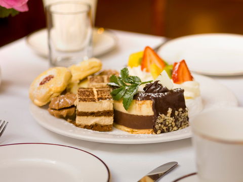 Avenue Restaurant & Lobby Bar - Sunshine Coast Guide 0