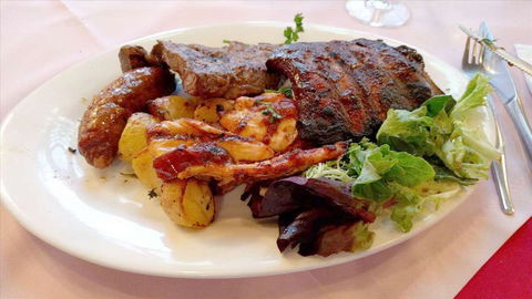 Rosewood Cottage Steakhouse - Sunshine Coast Guide 0