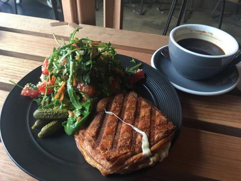 Abbots And Kinney - Sunshine Coast Guide 0