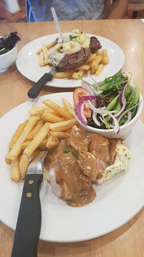 Airport Tavern - Sunshine Coast Guide 6