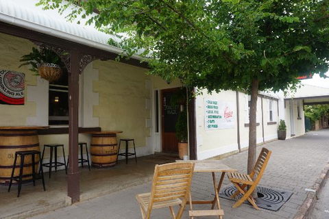 Robin Hood Hotel - Sunshine Coast Guide 0