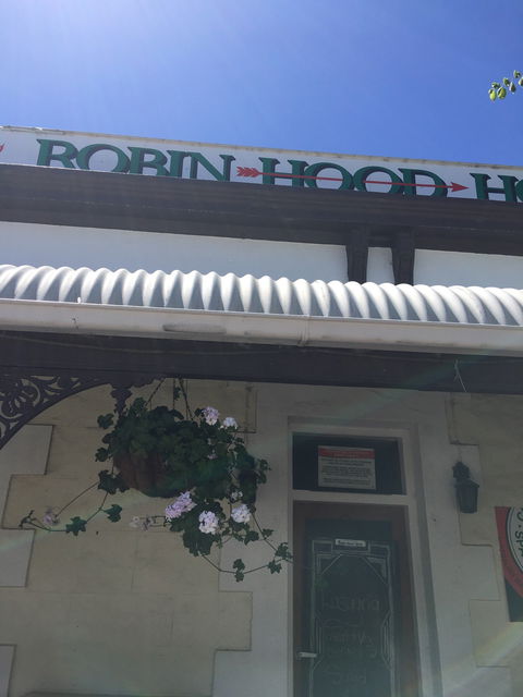 Robin Hood Hotel - Sunshine Coast Guide 3