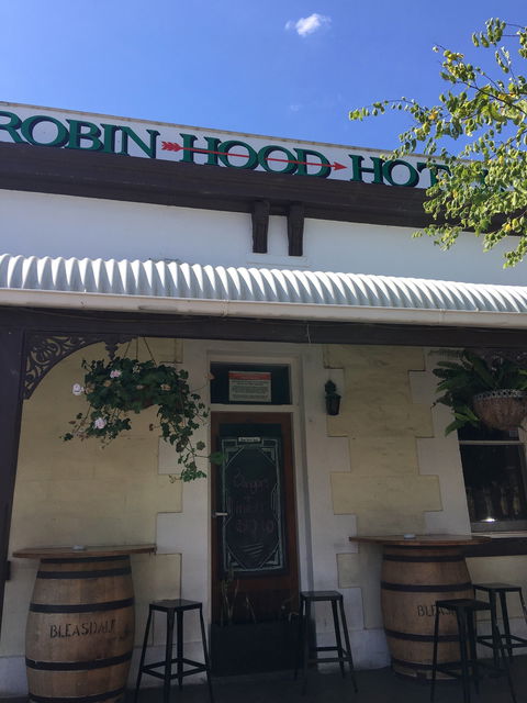 Robin Hood Hotel - Sunshine Coast Guide 4