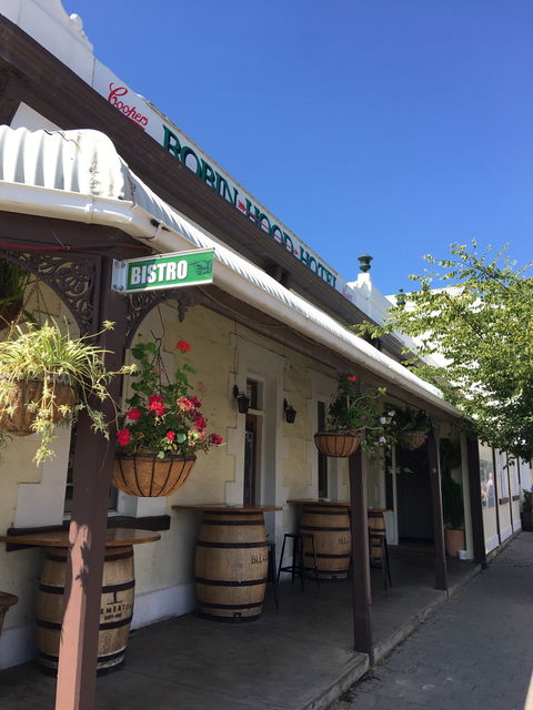 Robin Hood Hotel - Sunshine Coast Guide 5