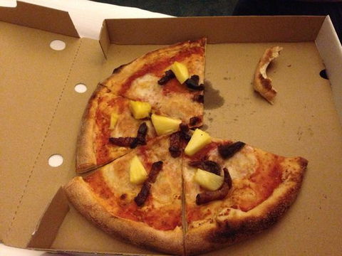 Alfredo's Pizzeria - Sunshine Coast Guide 0