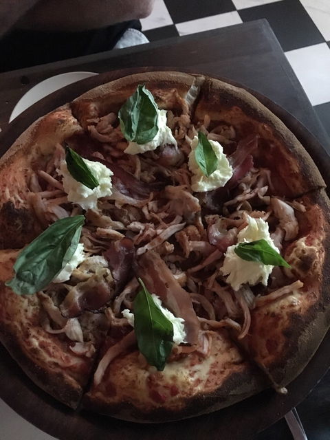 Alfredo's Pizzeria - Sunshine Coast Guide 3