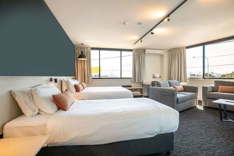 Chardons Corner Hotel - Sunshine Coast Guide 7
