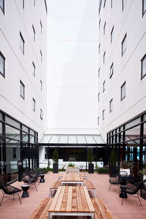 Essence Hotel Carlton - Sunshine Coast Guide 0