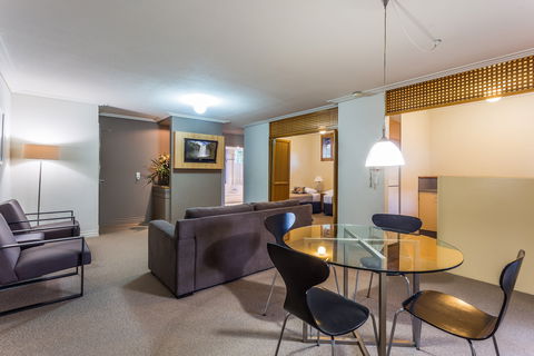 The Airport International Motel - Sunshine Coast Guide 6