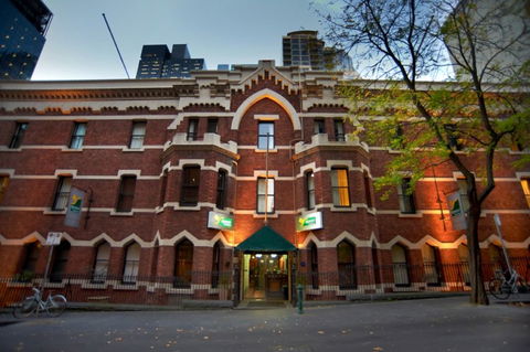 Gordon House Apartments - Sunshine Coast Guide 0