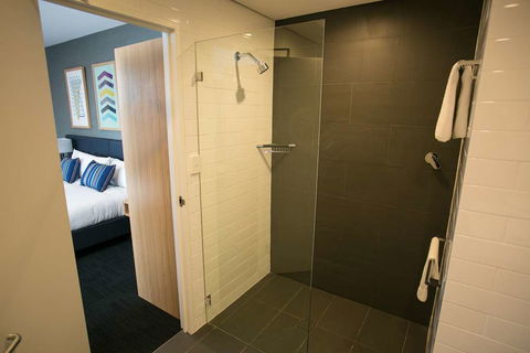 Alpha Hotel Eastern Creek - Sunshine Coast Guide 1