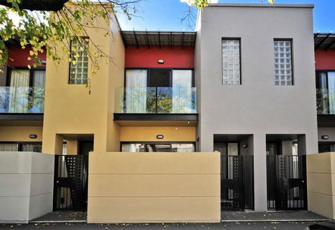 RNR Apartments, Adelaide - Sunshine Coast Guide 0