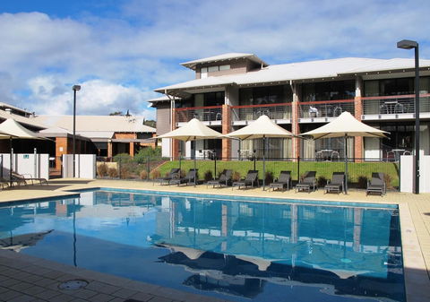 Margarets in Town Apartments - Sunshine Coast Guide 0