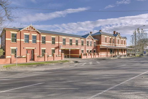 Lake Inn Ballarat - Sunshine Coast Guide 0