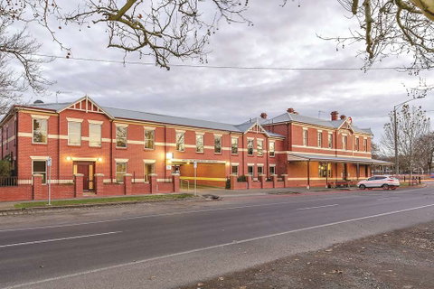 Lake Inn Ballarat - Sunshine Coast Guide 1