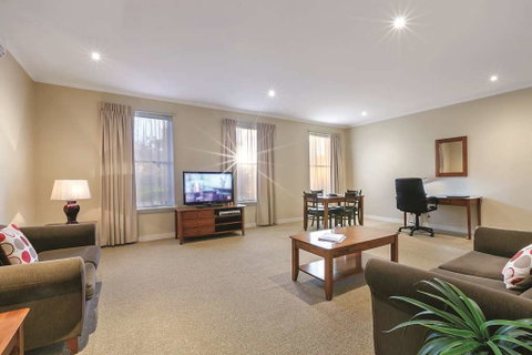 Lake Inn Ballarat - Sunshine Coast Guide 13