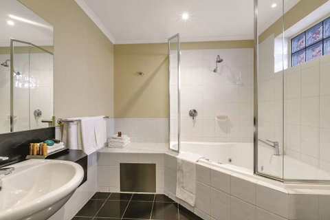 Lake Inn Ballarat - Sunshine Coast Guide 16