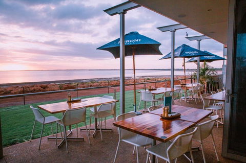Onslow Beach Resort - Sunshine Coast Guide 3