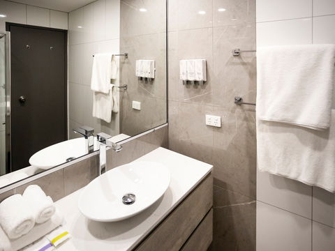 Mantra Bathurst - Sunshine Coast Guide 2