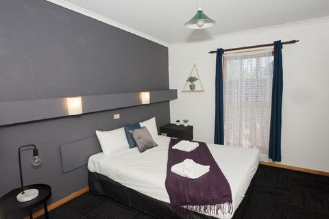 Elm Court Motel - Sunshine Coast Guide 0