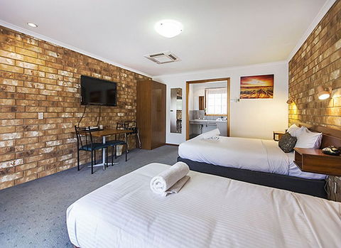 Clare Central Motel - Sunshine Coast Guide 1