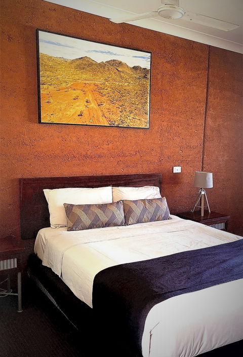 Gidgee Inn - Sunshine Coast Guide 1