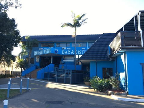 Mariners On The Waterfront - Sunshine Coast Guide 1